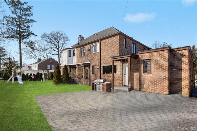 25 Pond Park Road, Great Neck, NY 11023