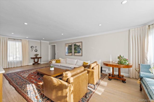 25 Pond Park Road, Great Neck, NY 11023