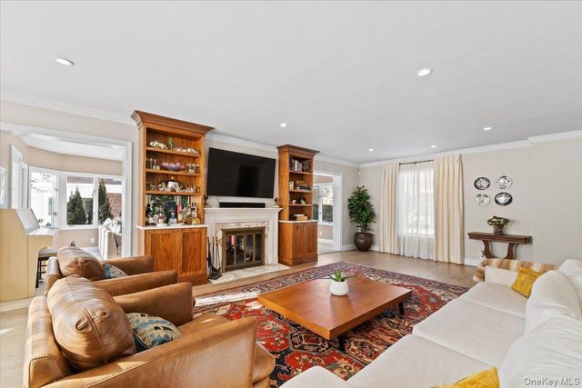 25 Pond Park Road, Great Neck, NY 11023