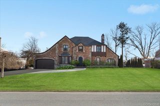 25 Pond Park Road, Great Neck, NY 11023