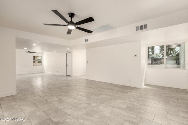 9035 E Berkshire Circle E, Tucson, AZ 85710