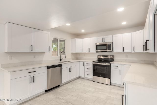 9035 E Berkshire Circle E, Tucson, AZ 85710