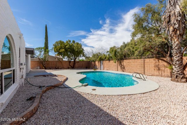 9035 E Berkshire Circle E, Tucson, AZ 85710
