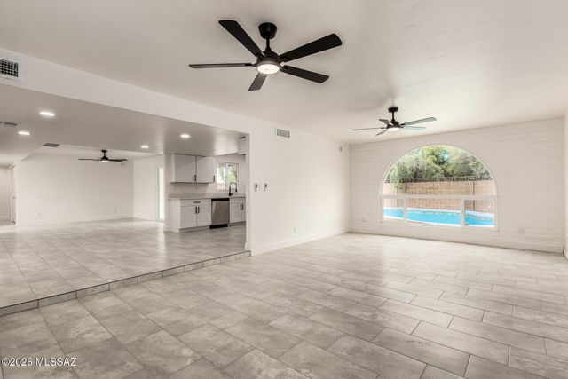 9035 E Berkshire Circle E, Tucson, AZ 85710