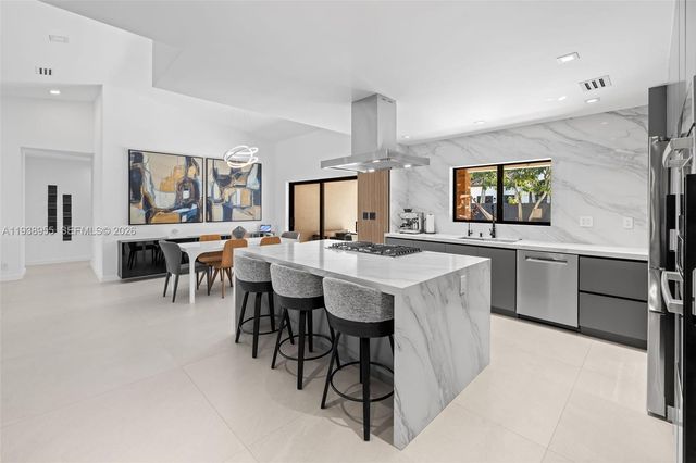 7910 NW 169th Ter, Miami Lakes, FL 33016
