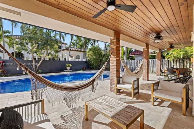 7910 NW 169th Ter, Miami Lakes, FL 33016