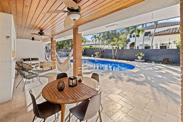 7910 NW 169th Ter, Miami Lakes, FL 33016