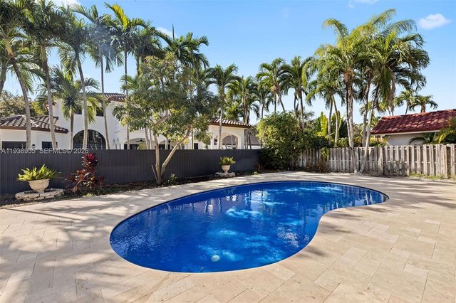 7910 NW 169th Ter, Miami Lakes, FL 33016