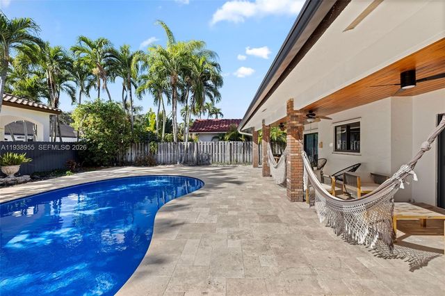 7910 NW 169th Ter, Miami Lakes, FL 33016