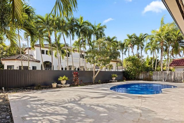 7910 NW 169th Ter, Miami Lakes, FL 33016