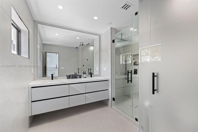 7910 NW 169th Ter, Miami Lakes, FL 33016