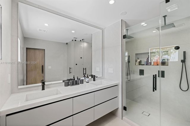 7910 NW 169th Ter, Miami Lakes, FL 33016