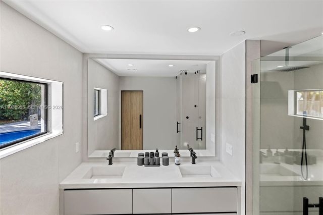 7910 NW 169th Ter, Miami Lakes, FL 33016