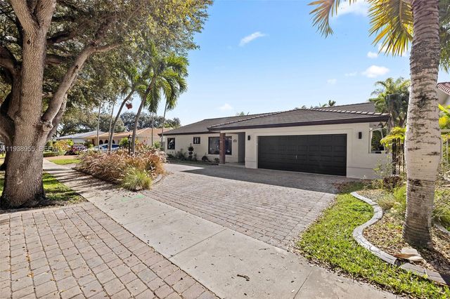 7910 NW 169th Ter, Miami Lakes, FL 33016