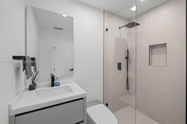 7910 NW 169th Ter, Miami Lakes, FL 33016