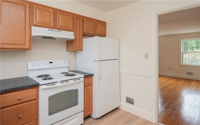 11 Village Lane B, Middletown, RI 02842