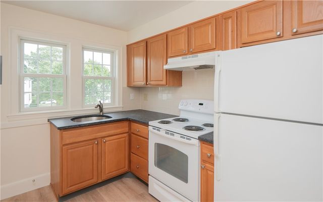 11 Village Lane B, Middletown, RI 02842