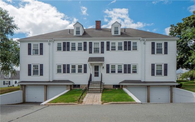 11 Village Lane B, Middletown, RI 02842