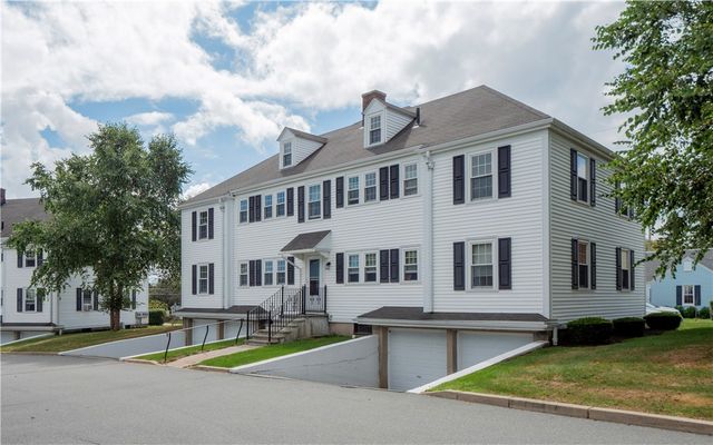 11 Village Lane B, Middletown, RI 02842