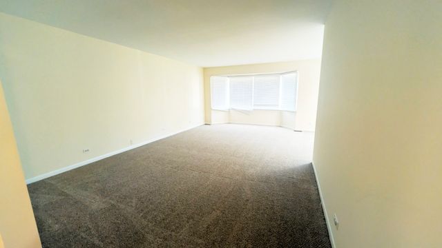 3100 Roberts Drive 5, Woodridge, IL 60517