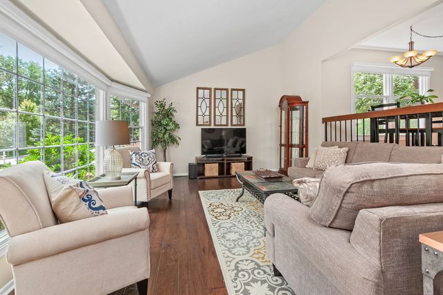 1211 Parliament Court, Libertyville, IL 60048