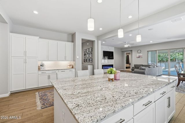6620 E LIBBY Street, Phoenix, AZ 85054