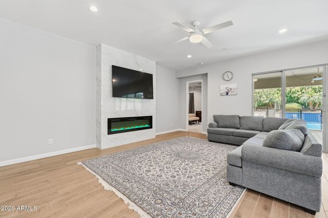 6620 E LIBBY Street, Phoenix, AZ 85054