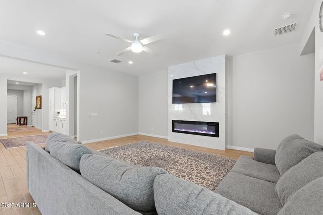 6620 E LIBBY Street, Phoenix, AZ 85054
