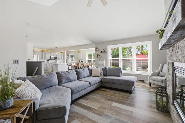 1121 FIELDVIEW DRIVE, Menasha, WI 54952