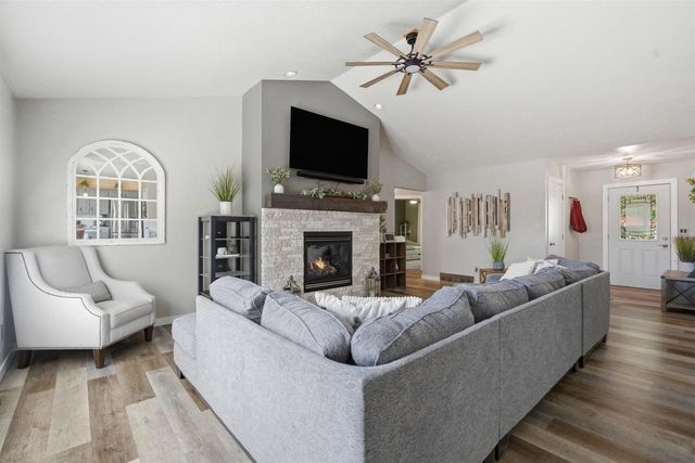 1121 FIELDVIEW DRIVE, Menasha, WI 54952