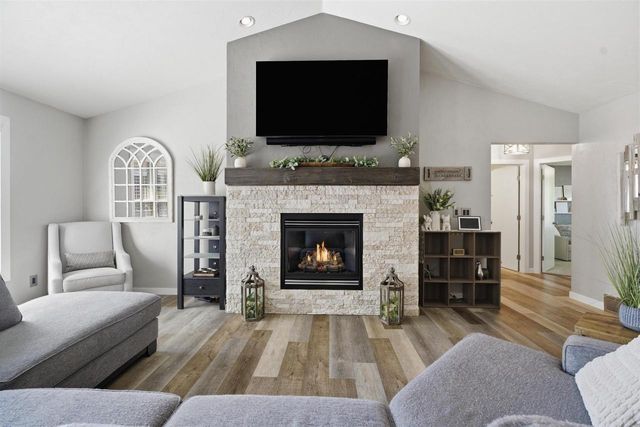 1121 FIELDVIEW DRIVE, Menasha, WI 54952