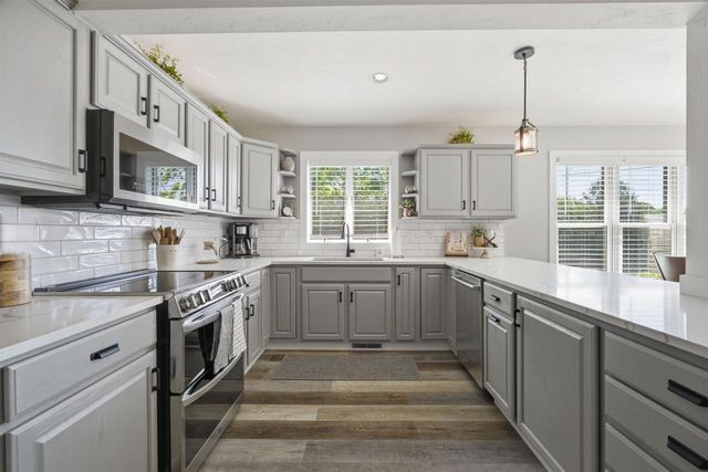 1121 FIELDVIEW DRIVE, Menasha, WI 54952