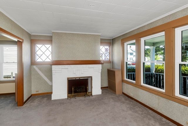 53 Calumet Rd, Holyoke, MA 01040
