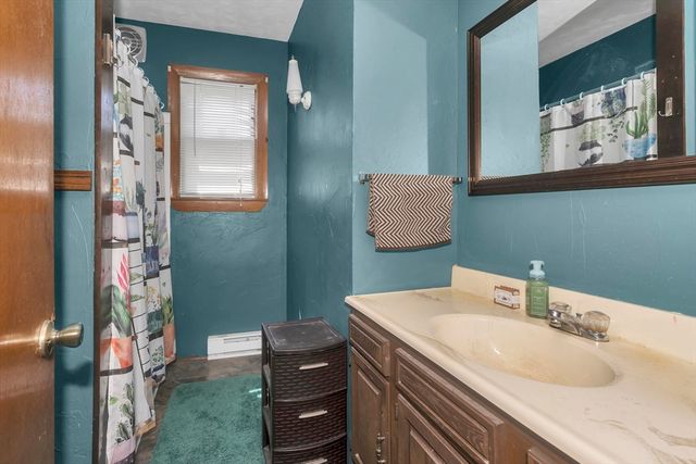 53 Calumet Rd, Holyoke, MA 01040