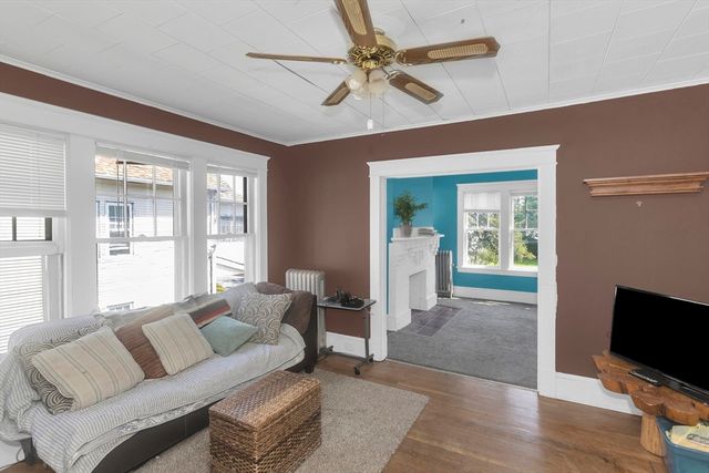 53 Calumet Rd, Holyoke, MA 01040