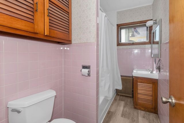 53 Calumet Rd, Holyoke, MA 01040