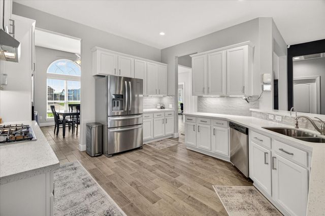 11903 Champions Forest Drive, Mont Belvieu, TX 77535