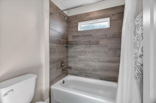 11903 Champions Forest Drive, Mont Belvieu, TX 77535