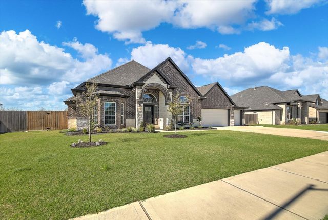 11903 Champions Forest Drive, Mont Belvieu, TX 77535