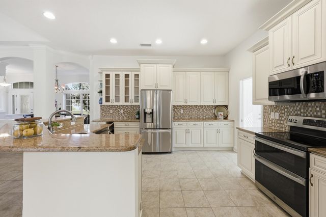 933 Oxford Dr, St Augustine, FL 32084