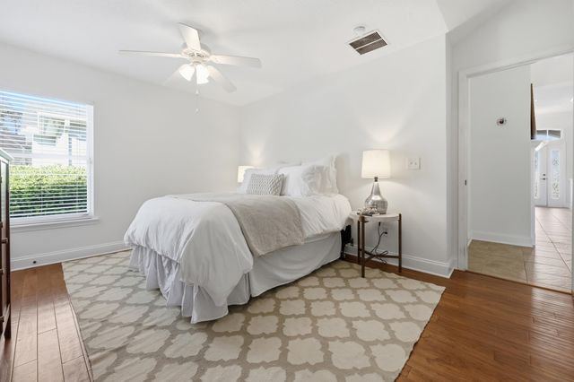 933 Oxford Dr, St Augustine, FL 32084