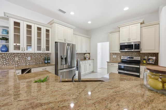 933 Oxford Dr, St Augustine, FL 32084