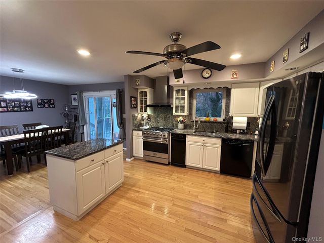 839 Pine Avenue, West Islip, NY 11795