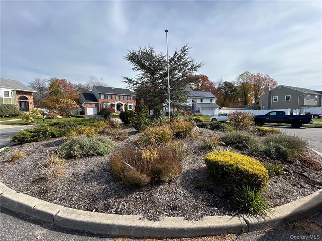 839 Pine Avenue, West Islip, NY 11795