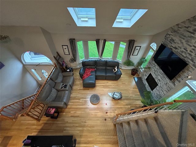 839 Pine Avenue, West Islip, NY 11795