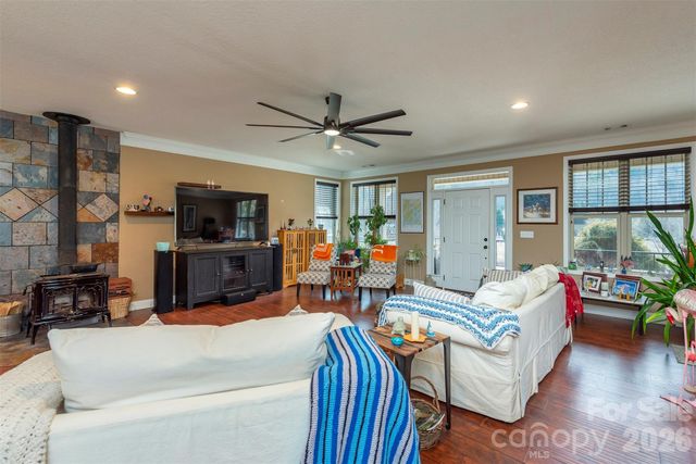 18 Hoye Lane, Candler, NC 28715