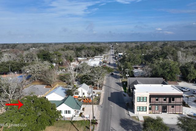1705 Government Street, Ocean Springs, MS 39564