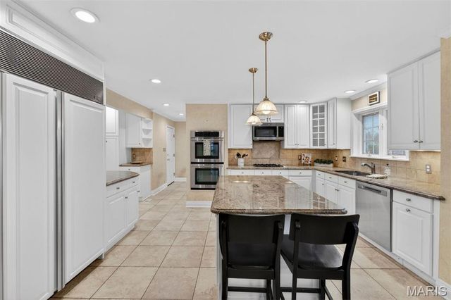 1645 Mason Knoll Road, Town And Country, MO 63131