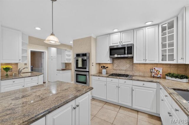 1645 Mason Knoll Road, Town And Country, MO 63131