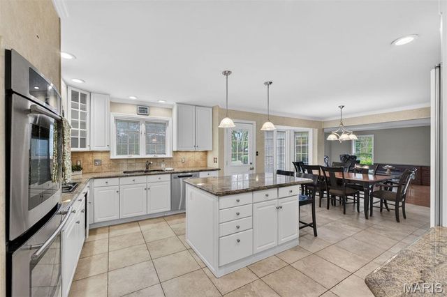 1645 Mason Knoll Road, Town And Country, MO 63131